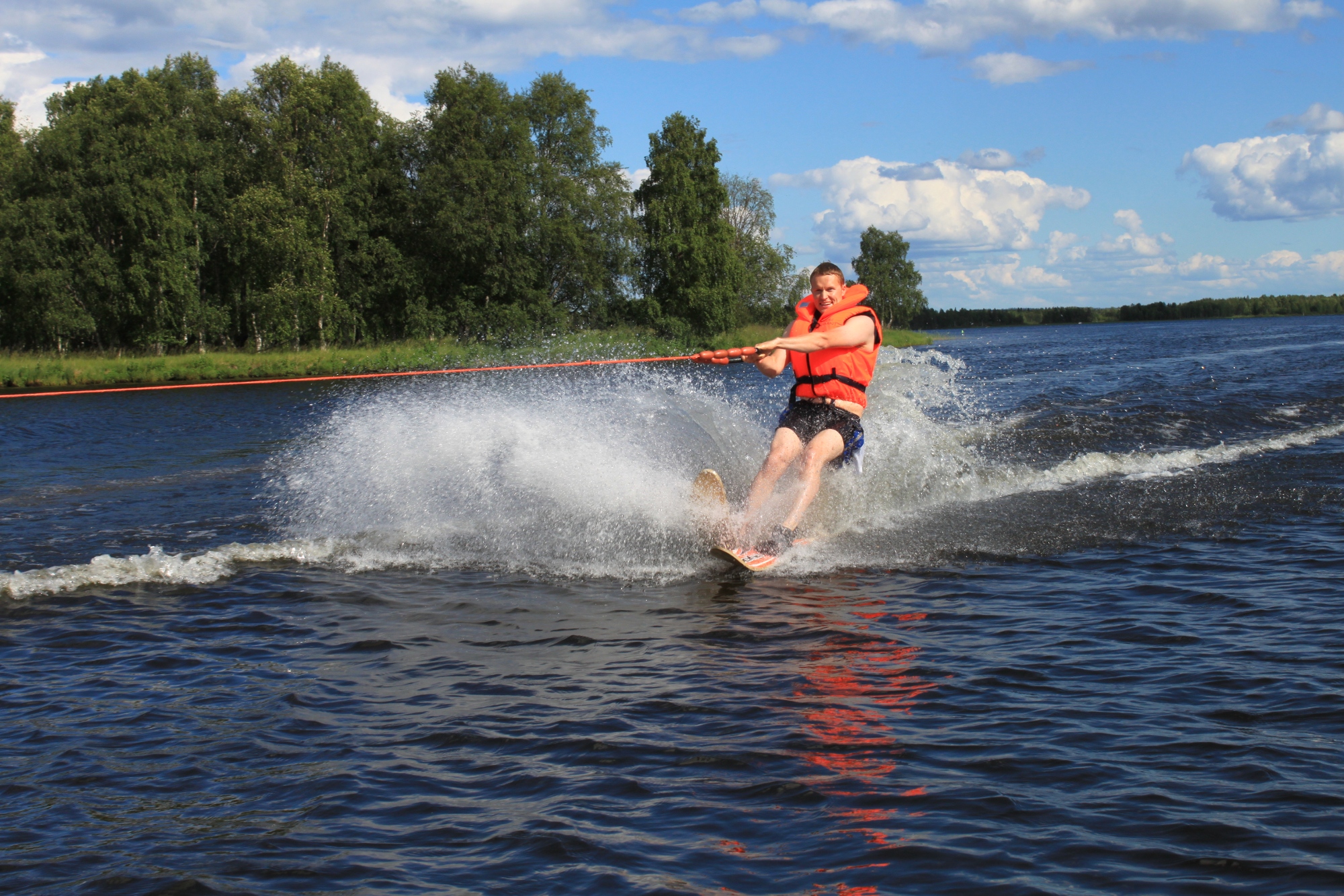 Развлечения на реке. Развлечения на воде. Кататься на водных лыжах. Развлечения на озере. Водные развлечения на реке.
